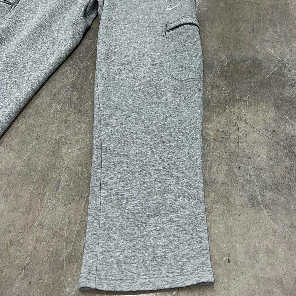 **SOLD** Men’s Medium Nike Thick Gray Cargo Sweats w/White Embroidered Nike - Picture 3 of 9